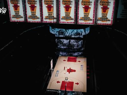 罗斯球衣退役的细节!将透明眼镜换成了墨镜,但他终是没藏住眼泪