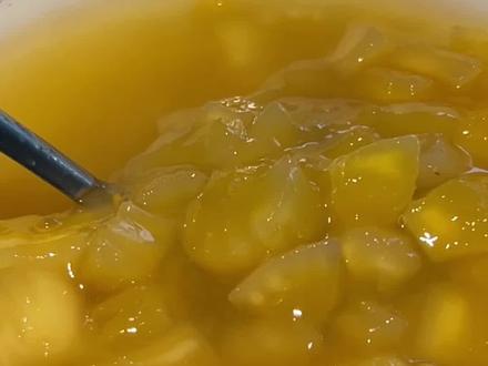 木薯糖水保姆级教程详细教程,做法非常简单,0失败~喜欢糯叽叽的姐妹一定要试试。特意请教了做糖水的老师傅,煲木薯糖水用冰片糖会更好吃😋高压锅半小时、电饭煲煮50分钟。煮好的糖水niaoniao的,大人小孩都爱吃。和螺蛳粉也是绝配,不得不说广西老表太会吃了。学会这个糖水也可以摆个摊啦✌️#抖音美食推荐官 #跟着抖音学做菜 #美食教程 #木薯糖水 #动手自己做美食