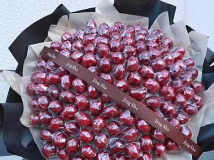 水果创意|车厘子花束
冬日里的一抹红
不仅象征爱情甜蜜幸福
更蕴含着珍惜
#贵阳花艺培训学校 #静莎学校 #学花艺到静莎