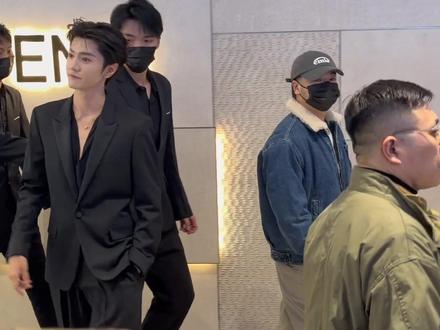 还是拍到了,挺近的,男粉这一句我喜欢你给我都整懵了#陈哲远 #ysl#沈阳万象城