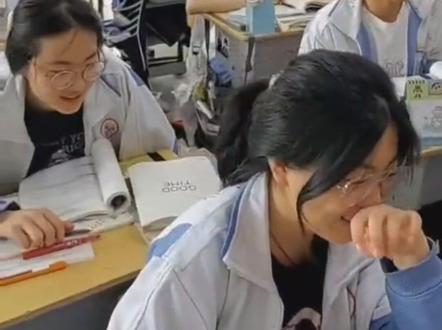 高三最后一次英语听力,学校给全体高三同学播放《纪念》。#又是一年高考时
