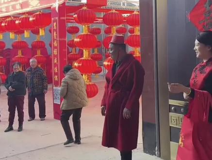孩子结婚,喜公公喜婆婆向各位好友行蹦跶礼,蹦的越高越有福气