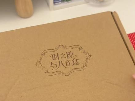 栗栗来也·时之隙与八音盒首发赠头试吃 古早面妆+猫猫嘴实在美味😋
官眼追人效果堪比蒙娜丽莎 很亮晶晶
插az体需要重配脖卡 插ob需要拧螺丝 插手头上其他bjd体有点吞脖子(大概是头比较小?)等我再研究研究~
#bjd#时之隙与八音盒#bjd盲盒#特六 #植发bjd