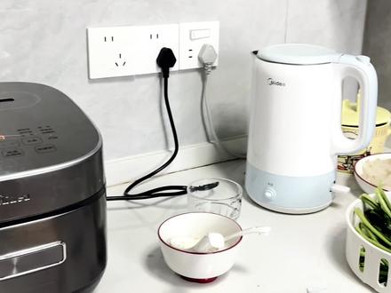 标题:多亏了它!我的私人美食乌托邦管家
文案:
厨房台面乱成战场?美的寻味pro3.0微蒸烤炸炖一体机来拯救!32L大容量,可以双层同蒸/上烤下蒸。微蒸烤炸炖五合一,半小时一荤一素。触控彩屏+旋钮操作,还有上百道云菜谱,拍照就能推荐菜。纳米内胆全隐藏烤管一擦净。一台搞定全家餐,厨房整洁了,生活品质也上来了
#厨房好物#美的寻味pro #美的微蒸烤一体机 #微蒸烤一体机