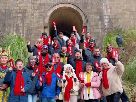 “战斗民族”也来挑战剑门关!边走边拍成景区新风景#剑门关 #翠云廊 #剑门蜀道