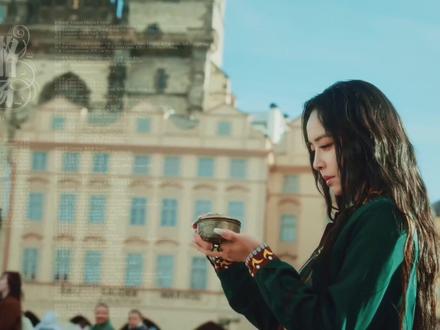 23年后经典重生!蔡依林重制版《布拉格广场》什么水平? 23年前,蔡依林凭借专辑《看我72变》华丽脱变,正式踏上天后之路。该专辑中《布拉格广场》,因超前的编曲架构和音乐审美,提升了该专辑的艺术高度。MV并未在捷克布拉格拍摄,而是全程在台湾岛内取景,这也成了蔡依林心中的遗憾。如今星宇航空开通台北至布拉格的欧洲航线,蔡依林受邀担任航线大使,重制《布拉格广场》并实景拍摄MV,弥补了当年画面意境的遗憾。#蔡依林 #布拉格广场 #经典老歌 #新歌上线 #盘点