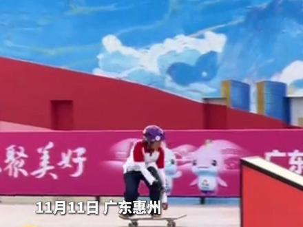 11月11日,广东惠州,15岁济南“小孩姐”崔宸曦在全运会滑板女子街式决赛中夺金,为山东代表团摘得全运会历史上首枚滑板项目金牌,赛后崔宸曦踩着滑板去领获奖金牌。