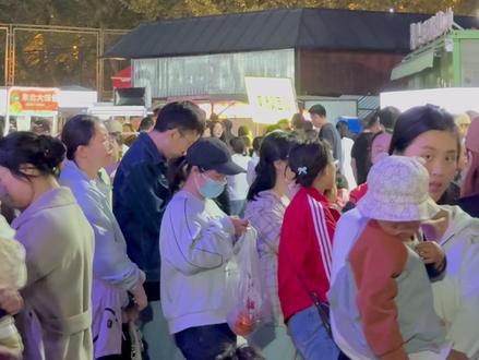 885夜市!保定最近的夜市真的到处都是! 今天吃到了依旧脆壳的锅包肉!每逢夜市必吃的麻糍!还有红油抄手和香辣过瘾的红油抄手!#保定美食 #保定探店 #保定夜市 #保定 #885美食广场 #麻糍真是食品界的瑜伽裤