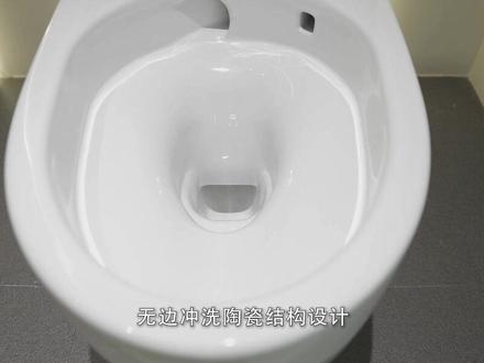 伊奈S600连体座便器 作为伊奈家族的颜值担当之一,S600连体座便器以其标志性的设计语言和经典方圆形的优雅轮廓脱颖而出,一体化的全包设计和底座悬浮的流畅线条,揽获了诸多国际设计大奖。
不仅在视觉上给人以美的享受,在功能性上也有卓越的表现,多项伊奈独有技术,成就S600连体座便器的“无边劲漩,水净无痕”。
S600连体座便器全开放的无边冲洗陶瓷结构设计,无视觉盲区,冲洗后的洁净效果一目了然;避免了传统圈孔出水和普通漩涡式冲水平台难清洁的问题,平滑无挡水边的陶瓷钵内更易于日常维护,简单的擦拭就能完成全面清洁。
结合精妙的劲漩冲洗方式,水流能够360度全方位覆盖并强力漩冲马桶内壁,真正做到“洁净看得见“。
此外,S600连体座便器还采用了伊奈引以为豪的水瓷超净技术,这项超亲水釉面技术大幅提升了釉面的光滑度,有效解决了油性污渍造成的挂污问题,同时也不易沉积恼人的水垢,日常冲洗就能保持马桶内部的洁净。
釉面富含银离子和锆石成分,不仅保证了出色的抗菌性能,还兼顾极高的耐磨硬度,轻松应对‘油污、水垢、细菌和划痕’四大难题,真正做到‘易冲洗,好打理’。
这款无边劲漩,水净无痕的S600连体座便器,集美学与功能完美结合的设计,是追求高品质卫浴产品的您的不二之选!
#马桶选购 #无边马桶 #卫浴好物 #INAX伊奈 #卫生间装修