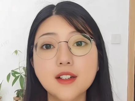 新手班主任必学技能之——座位编排
座位安排是班主任工作中绕不开的难题,但只要你坚定原则,问
题就会迎刃而开。
开学第一天,就要明确告诉家长和学生:座位分配公平公正,不会因为个别意见而改变。以下是我多年总结的座位安排经验,供你参考:
1、 开学初定座位:先由班主任主导,安排成绩优秀的学生与中等生同桌,既能带动学习氛围,又不会让差距过大。
2、 多与科任老师沟通:科任老师对课堂情况最了解,他们的建议往往能帮你优化座位安排。
3、 微调为主:平时只需将爱说话的学生分开,避免影响课堂纪律。
4、 定期轮换:我们班两周轮换一次,所有人向向右移两列,公平坐遍每个小组。
5、 避免频繁大调:爱说话的学生调到哪里都一样,班级整体混乱时,问题往往不在座位。
6、 特殊位置安排:讲台两侧留给有学习心且安静的学生,千万别让调皮捣蛋的坐这里,影响教学。
7、 纪律问题处理:特别扰乱课堂的学生,直接安排到最后一排,并明确告诉家长原因:他影响上课。同时承诺,只要他能安静一周,就让他回到原位。
8、 尝试单桌制:如果教室空间允许,可以安排七列单桌,减少同桌间的干扰。
座位安排看似小事,却直接关系到班级管理和课堂效率。只要坚持原则,灵活调整,就能让班级秩序井然,学习氛围更上一层楼。
#新教师入职 #新手班主任 #班主任 #班级管理 #教室座位编排