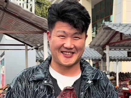 送礼去啦,老板们 送一头猪 寓意有头有尾!感谢@山西 柜门哥 感谢@桂子|柜门哥的运营 #山西柜门哥 #优禾软成型封边机 #全屋定制 #日常 #柜门哥