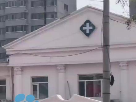 三河市一医院红十字标识被刷绿?4月10日,涉事医院称已拆除,当地卫健局:肯定要坚持红色