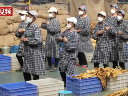 大凉山一工厂车间为彝族工人开设“工间操”