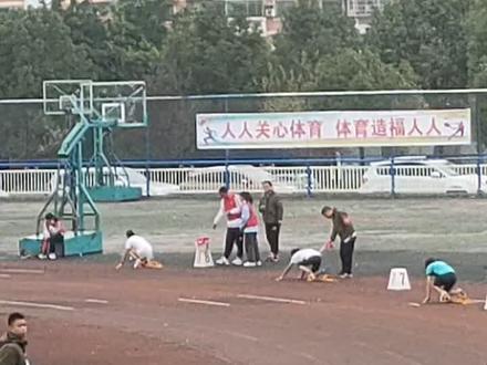 说实话,我比娃娃紧张多了,400米1分16秒,不错了,丫头,继续努力