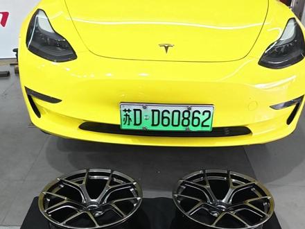特斯拉3,第一视角,安装国产锻造轮毂。 #SKJAUTO #锻造轮毂 #特斯拉model3 #科吉动平衡 #巴特勒扒胎机