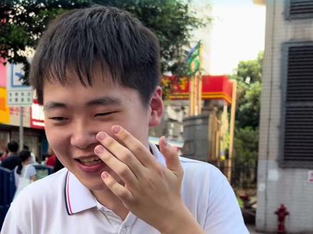 #高考数学 比模拟考容易!六中考场外,多位考生发表考后感受
(记者:郭子扬;实习生:叶芷欣;编辑:潘俊华;审签:谢杨柳)