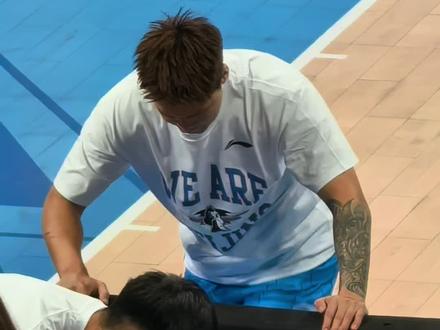 CBA季后赛 北京北汽1-0广东东阳光 京粤大战再次上演 北京北汽先拔头筹,希望广东队回到主场重振旗鼓,把系列赛拖入抢三。毕竟“京粤无弱局”,这样的对决 实在过瘾。#赵睿 #曾凡博 #麦基 #杜锋 #徐杰