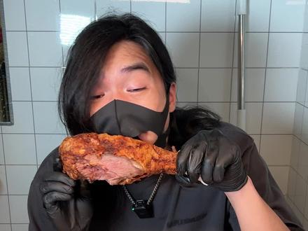 靓仔:鳄鱼有点吓人啊 那就炸个火鸡腿吧 火鸡:请打开麦克风交流#炸鸡 #辛靓仔