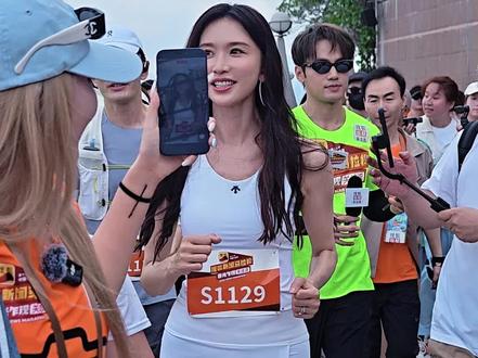 林志玲跑步 这状态能看出有51岁? 这状态也太好了吧!林志玲说出来跑步很开心,这颜值和身材谁能看出有51岁啊!#林志玲 #潮流运动场