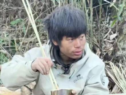 11月14日报道,荒野求生挑战赛第36天,林北老家终于来人了!有“后台”就是不一样,开始K歌了。(编辑:施双阳)#荒野求生 #七星山荒野求生挑战赛 #野外生存