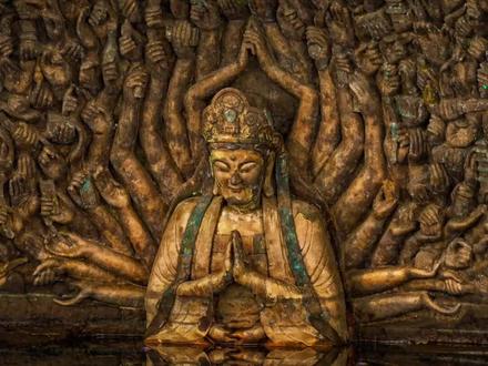 我竟然拍到了大足神秘的水下千手观音‼️ 大足一个村落旁的水库藏着一尊水中的千手观音
据说很少露出水面 能拍到真的很幸运!
#千手观音 #自然奇观难得一见
#大足石刻 #重庆 #小众打卡地