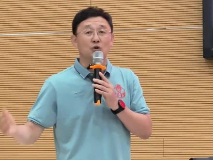 海叔交流会——我们要学会享受延迟的快乐,千万不要急功近利#海选未来足球之光 关注@嗨球少年 了解更多#海叔青训 故事