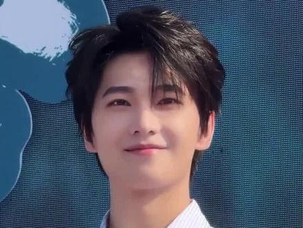 杨洋回应手部骨折