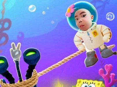 海绵宝宝:比奇堡的冒险:今天我李岩海绵宝宝又来拯救比奇堡了 今天一起来 我还在派大星的家里 咱们出门 什么呢 昨天这个市区我不是解锁了吗 怎么又给锁上了 继续解锁 我直接坐滴滴来到市区 一来到市区泡芙阿姨就和我说要疏散这些人 因为机器人把船座全都拿走了 我也再次接了一个任务 拿回船座 出生点就有一个船座泡芙阿姨没拿到吗 这也太饿了吧 然后我居然看到了一个有一个大炮 他会发射炮弹攻击我 大炮旁边还有一个船座 不对 不是这个大炮 然后我又探索了一段时间 我居然又找到了一个按钮 打开之后这旁边的窗户怎么还关了不知道呢 然后泡泡人和我说了一句话 但是我没看到 我太难了 然后我竟然碰到了一个可以变成球形海绵的东西 我变成球形海绵直接滚到对面 小窝和我说话了 好像要变成山迪才能进入那边的屋顶 这种柠檬呢 其他办法根本过不了 我只好变成山迪 山迪竟然可以 用绳索滑翔 这就是非洲good 还可以用绳索套死机器人 但是我可以用神力到这里拿到金属铲 然后进入这个窗户里面 我来到了这里 一进去这个拉里 就让我拿他的电视线 因为他的电视实在太差了 没有好的电视线就更差了 所以我要帮助他拿电视线 旧的电视线他就给我了 怎么还需要帮这个龙虾拉里修电视呢 我觉得太难了啊 然后我继续前进 竟然在前面看到了一个导弹机器人 他使用导弹把一个村民炸到了一个管道里 完事儿还特别开心 真的太可恶了 必须制裁 把他打死 然后我开始用绳索套s机器人 第一个试验目标就是飞碟机器人了 还打败了一个制作机器人的机器人 然后绳索还可以勾伏在天上的德 球 可以荡过去 这就是非洲good然后我花了2000多个亮晶晶的东西修复了桥梁 原来是要时间限制到那边 那边不知道要干什么不知道了不不去了 然后这边有一个管道提示要海绵宝宝才能滑 但是我山地也一样 也轮滑呀 也一样能滑呀 最后我来到了一个高楼旁边 又拿到了一个金锄铲 说旁边还有一个可以换角色的地方 那我就换成海绵宝宝吧 砸出蹦床才能到 那边 还是在这个高楼上面 用海绵宝宝 先在这里休息一会吧 啊 明天再进去这个神秘的高楼吧啊 李梓彦解说不是假说