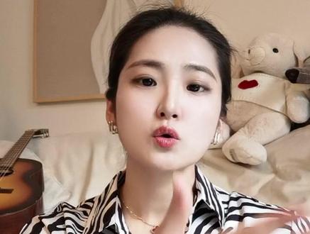 音乐人签约前必看!从分成到版权:合约谈判避坑指南 这期内容很干货很干货很干货很干货……想避坑的同学千万要听到最后!或许就会挽救未来签约前的你!
1.分成条款:谈判时一定要问这3句→①分成是按“毛收入”还是“净利润”?②哪些费用算‘必要成本’?③单项成本有没有封顶上限。2.版权归属:①词曲版权→自己的原创,争取署名权 + 所有权双保留!②录音版权→原则上谁出资就应该归谁。3.解约条款→公司违约or个人违约,警惕“天价违约金公式”。4.注意附加条款:两个必争权利以及竞业禁止。觉得有用的话欢迎转发给你音乐人朋友,一起走正路,不迷路!#合同 #谈判 #音乐人 #版权保护 #签约 @抖音创作小助手