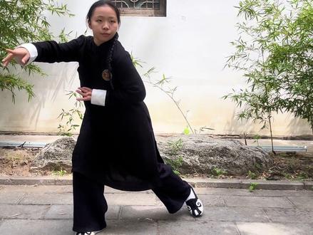 八卦掌基本功练习方法 可以加固下盘力量的同时,增强腰力~快来学习起来吧。#想学太极看过来 #学武术 #太极拳#太极拳入门#八卦掌入门
