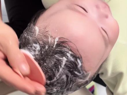 宝宝经常挠头皮,睡不安稳还有头垢,一定要试下这个小东西!真香啊,宝宝头皮舒服了,睡觉也安稳了。#只有宝妈才懂吧#新生儿头垢怎么洗#母婴好物#育儿经验分享