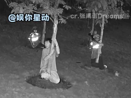 这小区神人也挺多的 #盘腿抱柱子#搞笑#万万没想到#挑战#社死