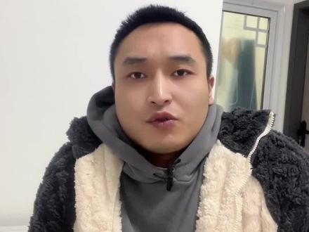 海得控制股价飙升,背后有何玄机? 最近海得控制的股价表现挺抢眼的,2025年1月9日还涨停了,报20.70元,上涨9.99%,总成交1.34亿股,换手率55.64%。从技术上看,这股筹码平均交易成本为15.03元,近期有吸筹现象,但力度一般。目前股价靠近压力位18.82,要是能突破这个压力位,说不定能开启一波上涨行情,不过要是过不去,就得小心回调了。
基本面分析
海得控制是做智能制造的,业务包括工业电气自动化、工业信息化和新能源三大块。2023年前三季度,公司实现营业收入24.54亿元,同比增长45.8%;净利润和扣非净利润分别为1.01亿元、8791.89万元,同比增长30.84%、23.09%。特别是新能源业务,2023年上半年实现营业收入5.9亿元,同比增长415.9%,占当期营业收入的比例由11.17%大幅提升至38.83%,这可是公司的一大增长点。
后期走势与未来成长性
从短期看,海得控制的股价波动挺大的,2024年前三季度营业收入为16.52亿元,同比下降32.70%,归母净利润为负1.08亿元,同比下滑达207.54%,这可能会对股价造成一定压力。但从长期来看,公司在新能源业务上的快速发展,以及在智能制造领域的深耕,还是挺有潜力的。毕竟,随着国家对新能源和智能制造的重视,海得控制有望借助行业东风,实现业绩的持续增长,进而推动股价上扬。
不过,投资这事儿得自己拿主意,毕竟市场有风险,这些分析也只能作为参考。#干货分享 #经验分享 #人工智能