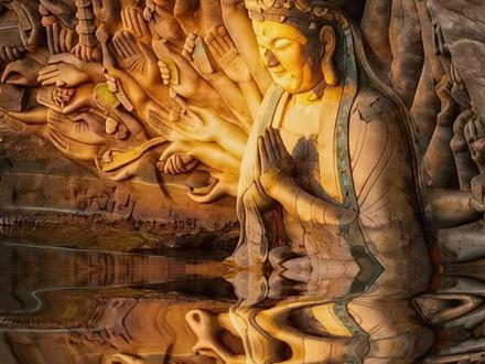 难得一见的奇观,见者好运!重庆大足玉滩水库水位下降,“钓鱼佬”意外拍到千手观音石像,一半露出水面,一半倒映水中,形成“观自在菩萨”特殊景象