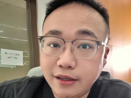 企业微信丨对外展示的设置教程与各行业案例分享
总有老板问对外展示的设置,今天好好讲讲这玩意儿的设置和一些企业的运用案例
首先设置步骤
在我的企业-通讯录管理-对外资料显示,点修改,这里最多可以添加6个自定义信息和固定的5个对外信息,其中固定信息,朋友圈和企业名片如果不想展示是从对外权限中关,在这里手动关不了
自定义能添加4个类型,其中图文/附件是添加对方企微且添加成商务伙伴才会展示,这个我们客户基本都是个微,用不上不多说
小程序必须在应用管理-自建应用中小程序授权才能绑定,这个我们一般用不上也不多说,反正就是这个链路
我们用的最多的是文本和网页
比如这些就是文本,这些就是网页,你看假投诉页就是网页,这里写的反馈
设置好对外展示的标题之后,后面还得编辑内容,不然号上面不会显示
如果你想对单个号设置
那就在通讯录-组织架构里面搜对应的号,点编辑单个设置
如果你想对多个号批量设置
那最好把这批业务号单独放在一个部门里面,比如我测试设置的部门叫鸭鸭,然后在通讯录-组织架构右边页面点批量设置成员信息,在成员中选中鸭鸭部门,在这里可以批量设置对外展示,以投诉页举例,网页名称写举報,然后把投诉页的h5链接填上去就ok了
这样号上面对外展示就是反馈,举報,然后举报可以点,点进去就是假投诉页面,然后在工具后台可以收到老铁骂我们的小作文
有2个注意事项
一个是只有扫码添加,在不是好友的时候可以看到对外展示,通过推名片或者群里添加的方式添加是看不到自定义的,但是可以看到固定的,比如朋友圈
一个是企微号封了也看不到,固定的朋友圈也看不到
再来看几个案例
第一个是老牌mmorpg游戏剑网3,你看他这个号4个网页2个小程序
能直接充值游戏币,买周边,客服答疑和游戏插件工具,可以说应有尽有,把对外信息和自己的业务深度展示,就这一点我可以说剑3后面运营团队的基建水平应该是跟我差不多
第二个案例某家母婴淘客的,全是文本
这些文本我觉得挺不错,促进转化给用户做心理建设的,可想而知,跟没有做这些的下单转化率肯定要高一点,美中不足的就是没加投诉页
第三个案例是一组对比
这是库迪和瑞幸,从对外展示就能看出来,库迪私域做的比它的竞品强的不止一个档次,尽管瑞幸做私域比库迪早,但是正应了雷布斯那句话“这个世界不会永远是强者恒强,后来者总有机会!”照这个情况干下去,我们拭目以待
👍顺,后面分享更多基建干货。