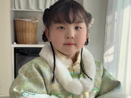 全真发汉服发型教程
超简单,乖巧又甜美~
过年给女儿扎,穿汉服出门回头率超高!#汉服发型 #新年发型 #儿童编发 #生女儿就是用来打扮的 #过年氛围提前搞起来了