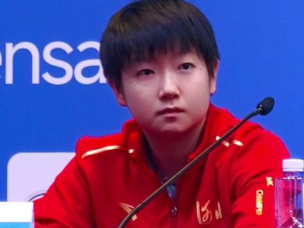 十五运会女单决赛后的发布会上,“迷糊”小莎上线,忘记了单打后还有一场小组赛没打。单打结束了,希望自己在团体比赛中可以和队友一起享受四年一次的全运会。#全运会 #孙颖莎#十五运会 #十五运会知多少