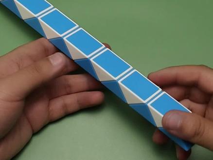 36段百变魔尺折机器人#魔尺 #百变魔尺 #魔尺教程 #36段魔尺#魔尺变机器人 #36段魔尺教程 #36节魔尺 #魔尺教学 #玩具 #益智玩具 #儿童玩具 @抖音小助手