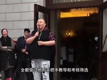 杨鹤通遭贬职后首现身,一脸哭丧精神萎靡,网友:踩了郭德纲逆鳞#娱乐八卦#名人故事#上热门#正能量