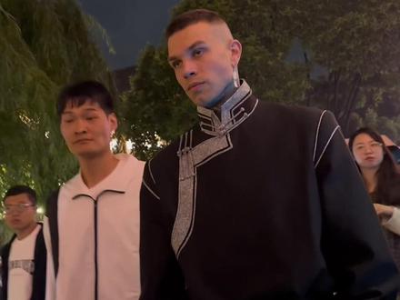 可能我看似高冷 但我待人不差#民族服饰有多受欢迎 #蒙古袍 #尼莫 @阿拉腾噶尔迪 @蒙古丽人