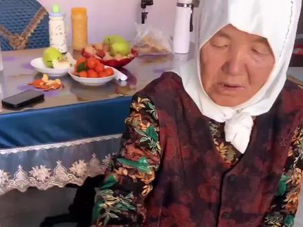 厨房小团圆~跟着老妈学手艺,和妹妹搭把手,金黄酥脆的麻花、甜润的蜂蜜花花,是家的味道❤️#美食 #味道好极了你们想吃吗 #我的乡村生活 #抖音小助手 #创作者扶持计划