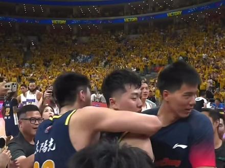 CBA季后赛8进4第二轮,张皓嘉大心脏三分加时绝杀北汽! #CBA季后赛8进4第二轮广东绝杀北汽 #CBA季后赛第二轮广东队绝杀北汽 #张皓嘉三分绝杀北汽 #广东队张皓嘉