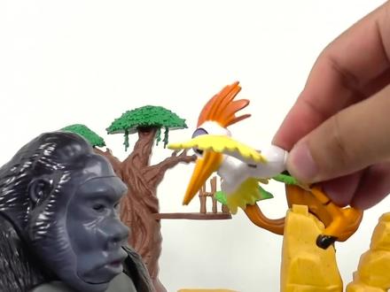 巨大的金刚猩猩和森林动物玩具模型