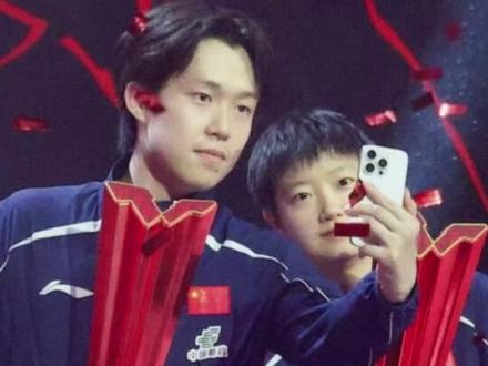 夺冠画风清奇:上一秒奶凶,下一秒星星眼#孙颖莎#王楚钦