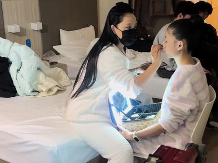 为曾经的自己,
再赢一次!💪
当拉丁舞者点亮星光✨
我们是第一批为梦想“提灯”的人💡
#艺考现场#登封鹿鸣山庄#河南省国标舞统考 #王韩曼莉云艺国标舞妆造 #艺考生