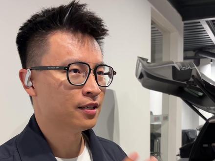 成功的不一定是豆包,但逆趋势的一定失败 再来完整演示下豆包手机+豆包耳机(也就是脑子+耳朵合体后),如何对车辆进行车控的。除了速度慢一些,交互体验跟车企“垂直整合”的智能硬件没有区别,
现在的手机生态大概是这样的,
→ 地皮是安卓的,
→ 做APP的企业是开发商,他们做的APP就是一栋栋的楼,
→ 豆包在APP上加了一层智能体,智能体掌握空域,它可以向我一样,进到APP里进行到处看看,弄弄这弄弄那,进行操作,
如果APP“不关门、拉窗帘、搞封闭“,这个智能体完全可以是我的秘书——它能看得懂手机页面,也有“小手”操作APP上的功能。我动动嘴,它就能做很多事情。
这个方向超级牛,当然最后成功的不一定是豆包,但逆趋势的一定失败。
#豆包手机助手