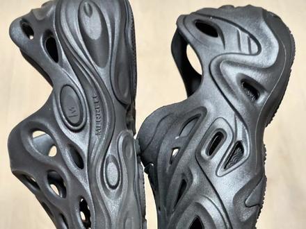 【布拉格方程】带外底橡胶的洞洞鞋 【布拉格个人基础信息】
【身高】183㎝
【体重】77kg
【脚型数据】脚长265㎜脚宽99㎜偏瘦脚型,前掌不厚,肉不多。
【⚠️尺码建议】本人耐克普遍42.5(偶尔43),李宁普遍43,普遍选择内长270㎜或者275㎜的球鞋,迈乐和匹克这两双洞洞鞋我都选择43码非常合适!
【位置打法】后卫,6突4投,技术流,爱变向,爱急停,脚步灵活。
【球鞋偏好】对于缓震,由于右脚后跟挫伤,对球鞋不追求极致贴地,但要求重心低的情况要有充足的缓震,尤其缓震要出色。
对包裹不追求超级紧致,贴合舒适均匀最好。
#洞洞鞋 #哎呦喂你鞋真好看 #内容过于真实 #内容启发搜索 #好鞋推荐