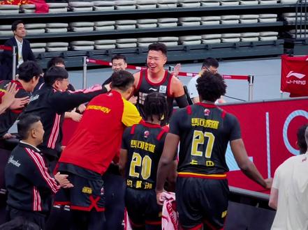 深圳马可波罗对阵江苏肯帝亚第一节最后1.2秒,王浩然底线长传贺希宁压哨上篮打进两分并造成对手犯规#dou来cba #cba联赛 #贺希宁 #贺希宁极限压哨 #深圳马可波罗