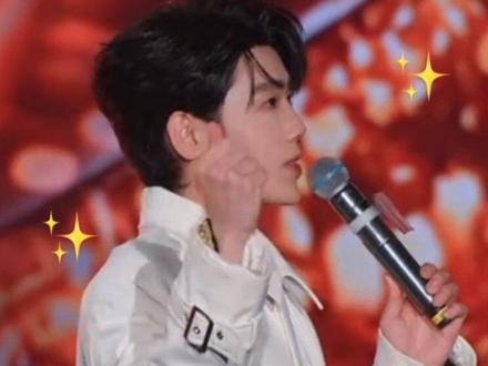 当出现舞台事故 爱播就这样大大方方控场!!点赞!#喜悦X #团播 #喜悦X萝卜 #男团 #舞台 @X-🥕萝卜🥕(喜悦)