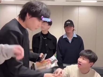 一场直播到底要唱多少次同手同脚✋🦶
五花八门人均老吃家来的#双高胎 #酷酷的滕 #五花八门#同手同脚